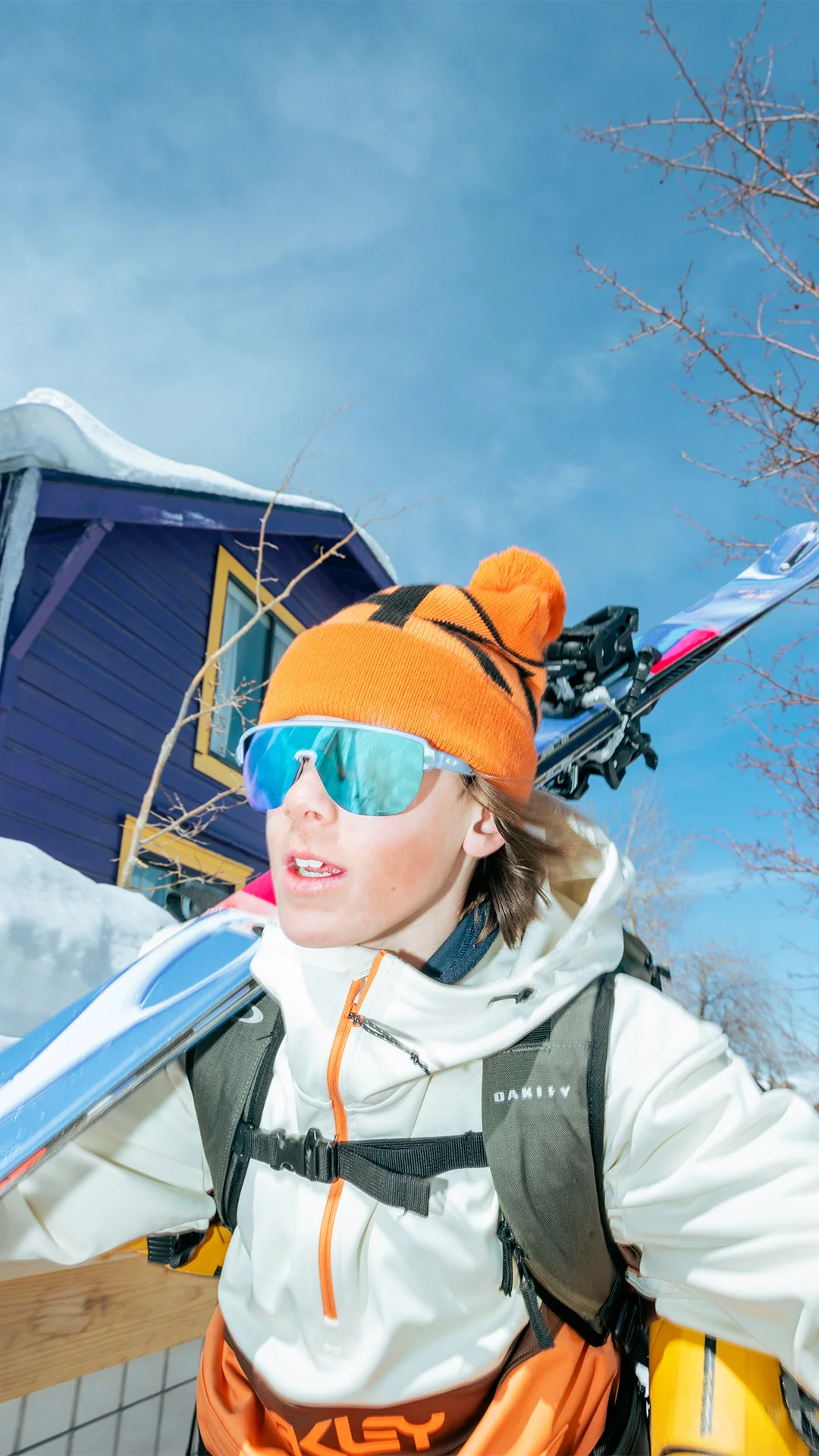 Sciatore con occhiali da sole per la montagna Oakley
